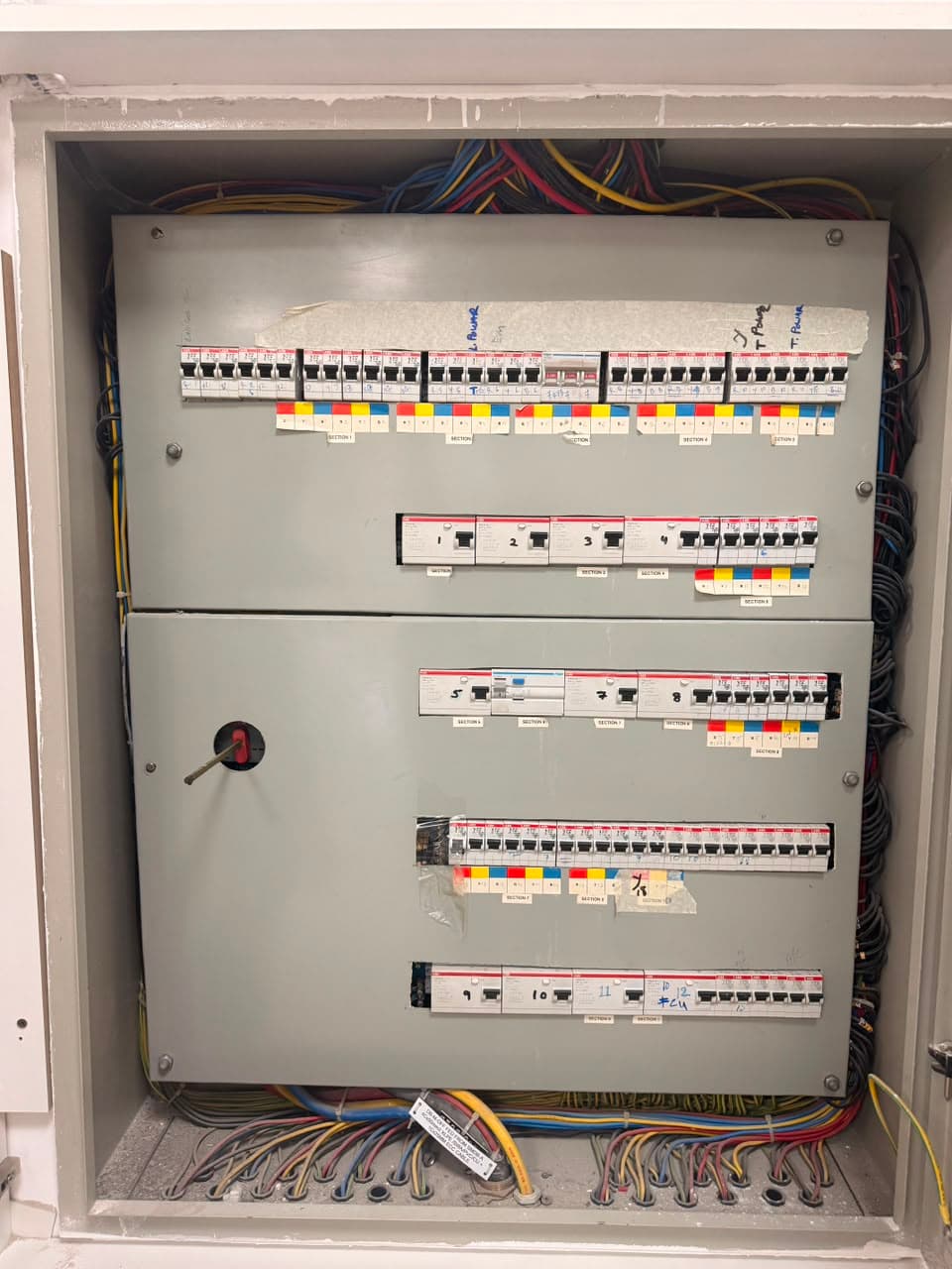 Breaker groups labelled at the fascia