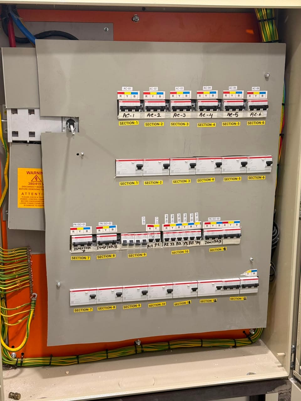 Labelled breaker rows above the terminal rail