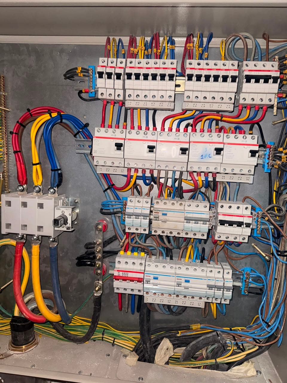 Contactors, breakers and control gear in one enclosure