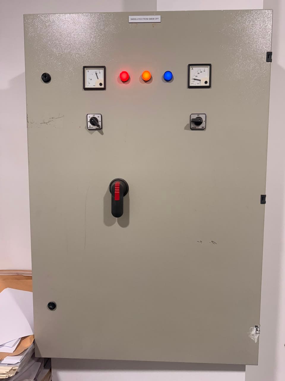Control fascia: metering, indicator lamps and rotary selector