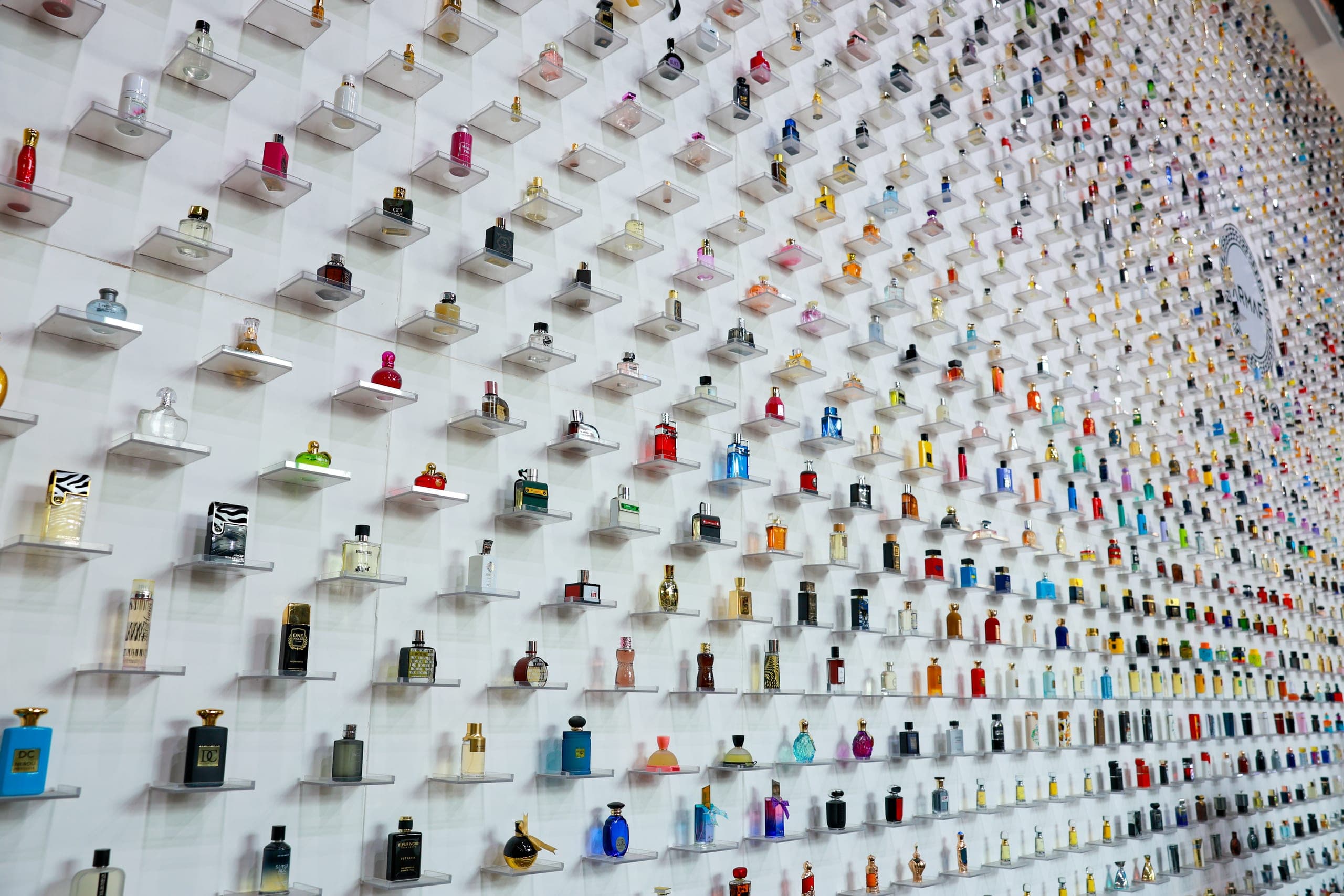 Bottle-by-bottle display fixing across the full wall height