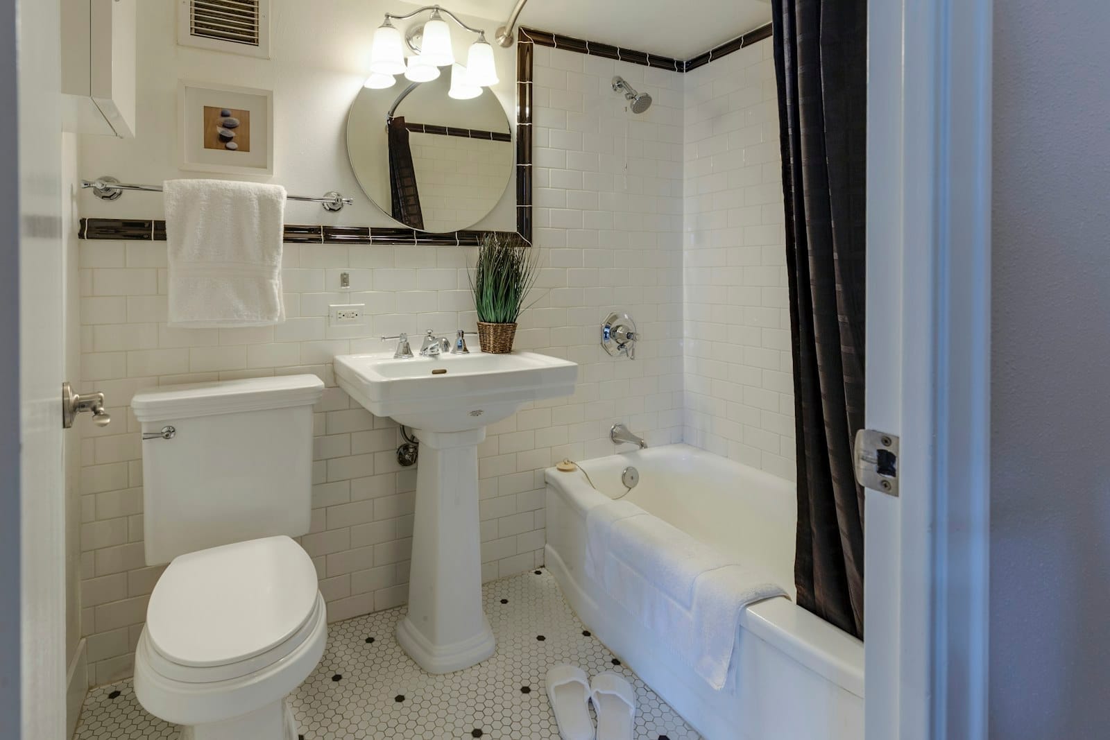 Nakheel Villa: the principal bathroom before the works